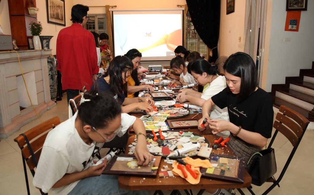 Dù là Ngày lễ Quốc khách, các học viên vẫn rất tích cực tham gia để thực hiện đam mê trải nghiệm Workshop Gốm Mosaic của mình